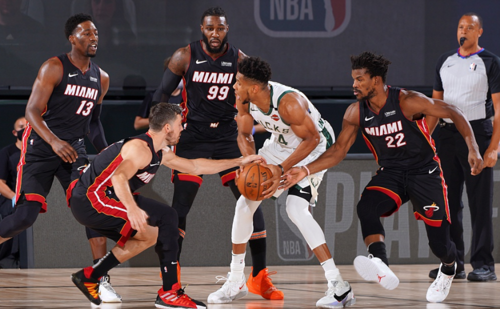  霍勒迪致命抢断助攻雄鹿准绝杀热火险胜  