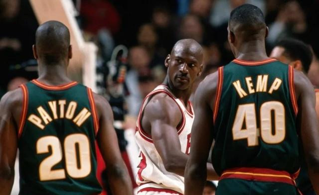  哈利伯顿精准传导步行者团队篮球击溃公牛防线